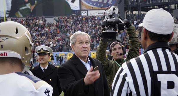 Former President George W. Bush is special guest for the coin toss News Photo - Getty Images