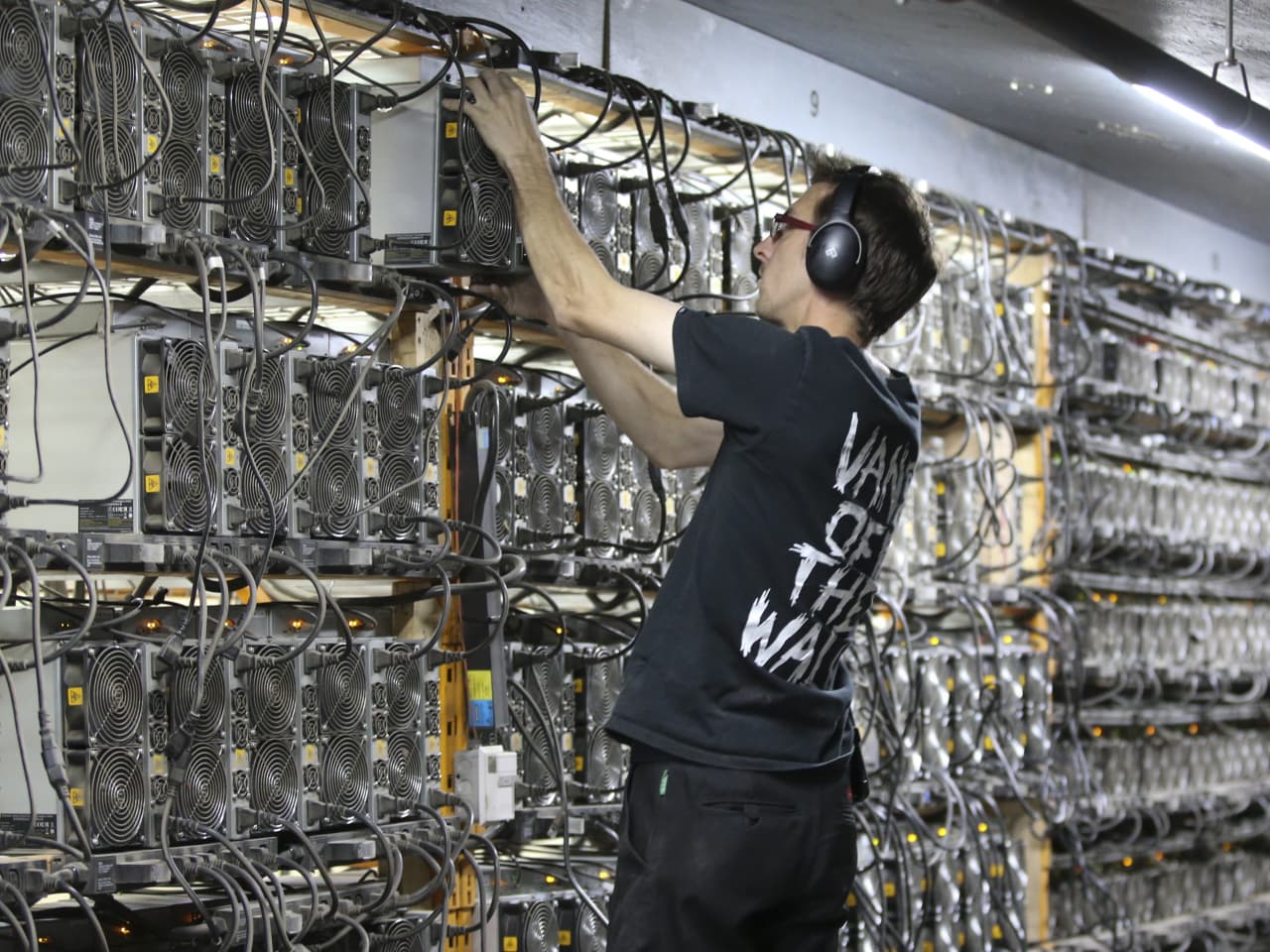 This bitcoin miner is set to buy four Canadian power plants - Blockworks