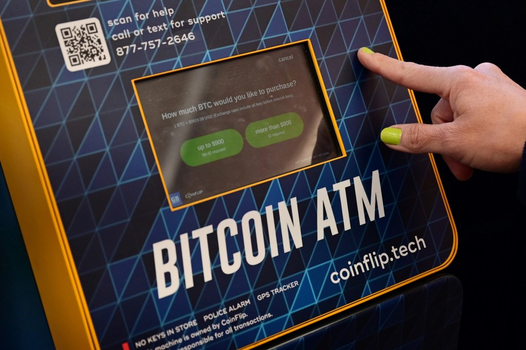 Scammers exploit bitcoin ATMs. Will new California laws help crack down? - Los Angeles Times