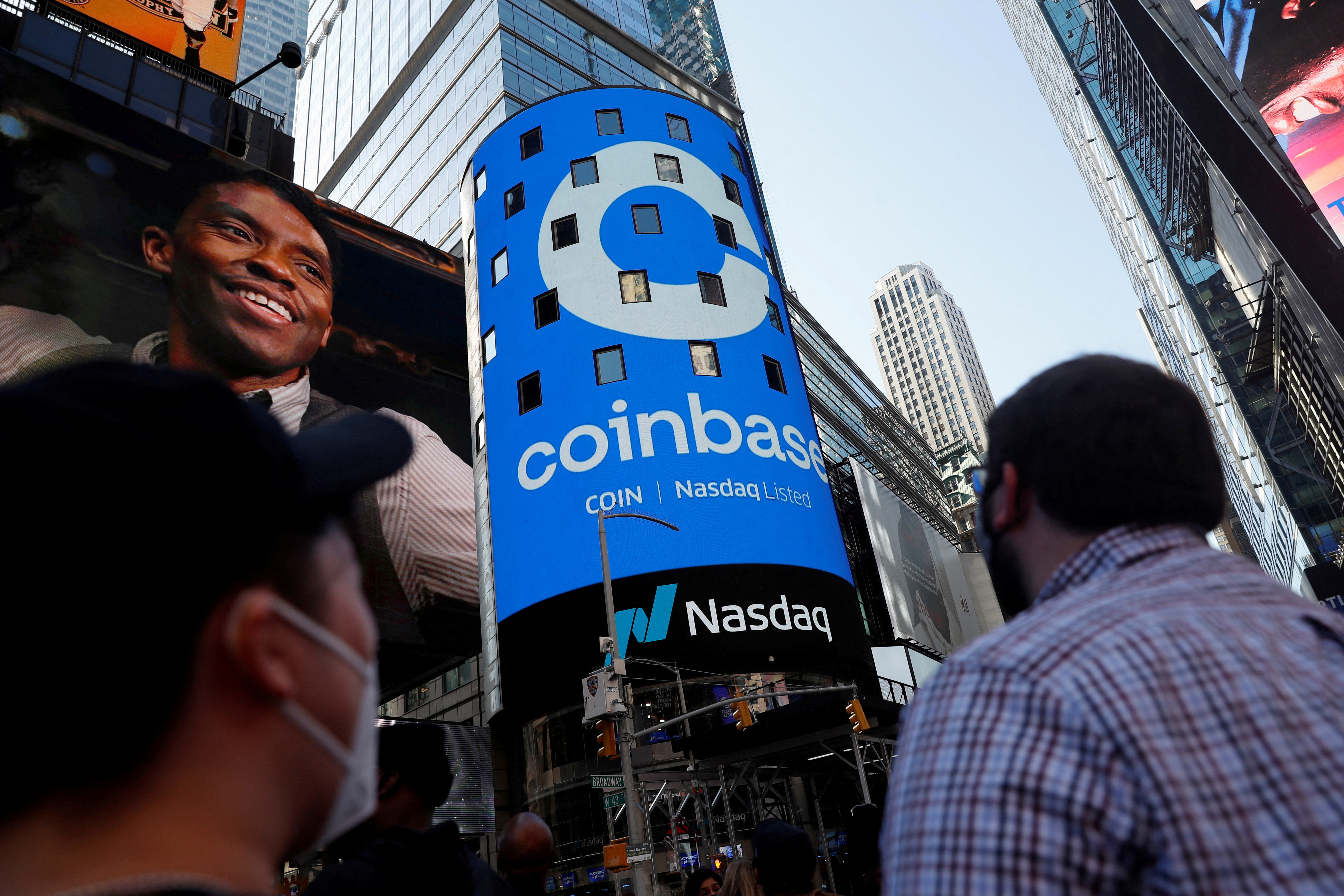 SEC sues Coinbase for allegedly acting as an unregistered crypto broker | CNN Business