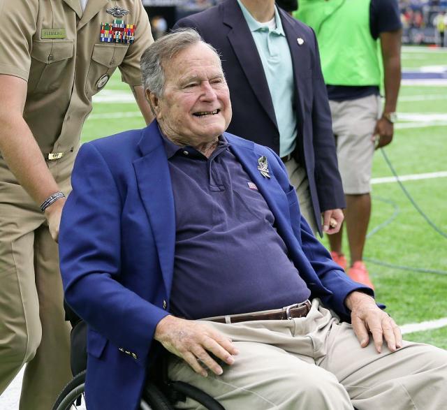 Photos: George W. and Laura Bush take part in coin toss before SMU's AAC opener vs. Charlotte