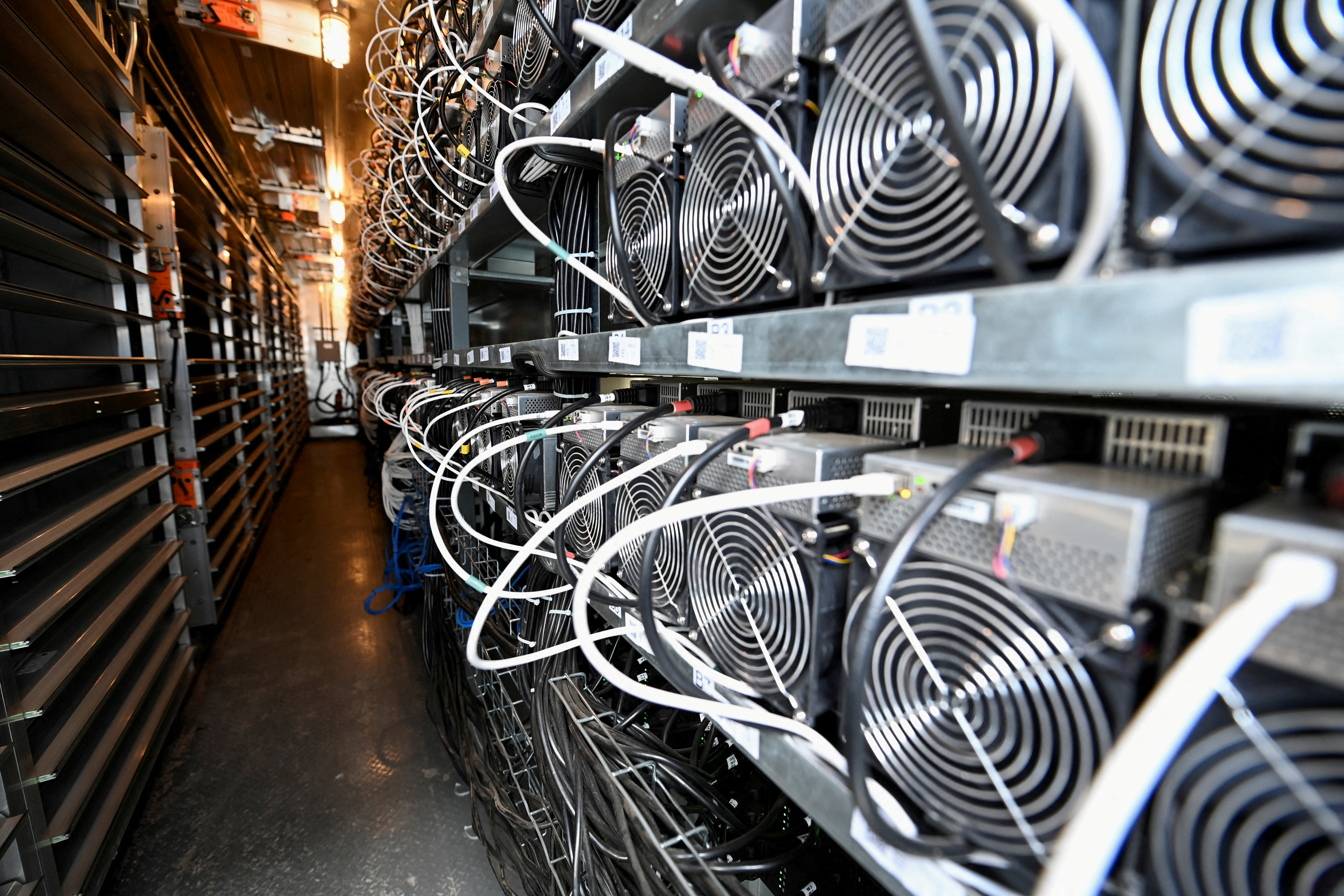 How Bitcoin Mining Works: Explanation and Examples - NerdWallet